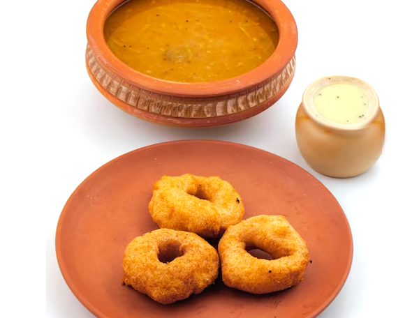 Vada / Sambar / Chutney (3pcs)